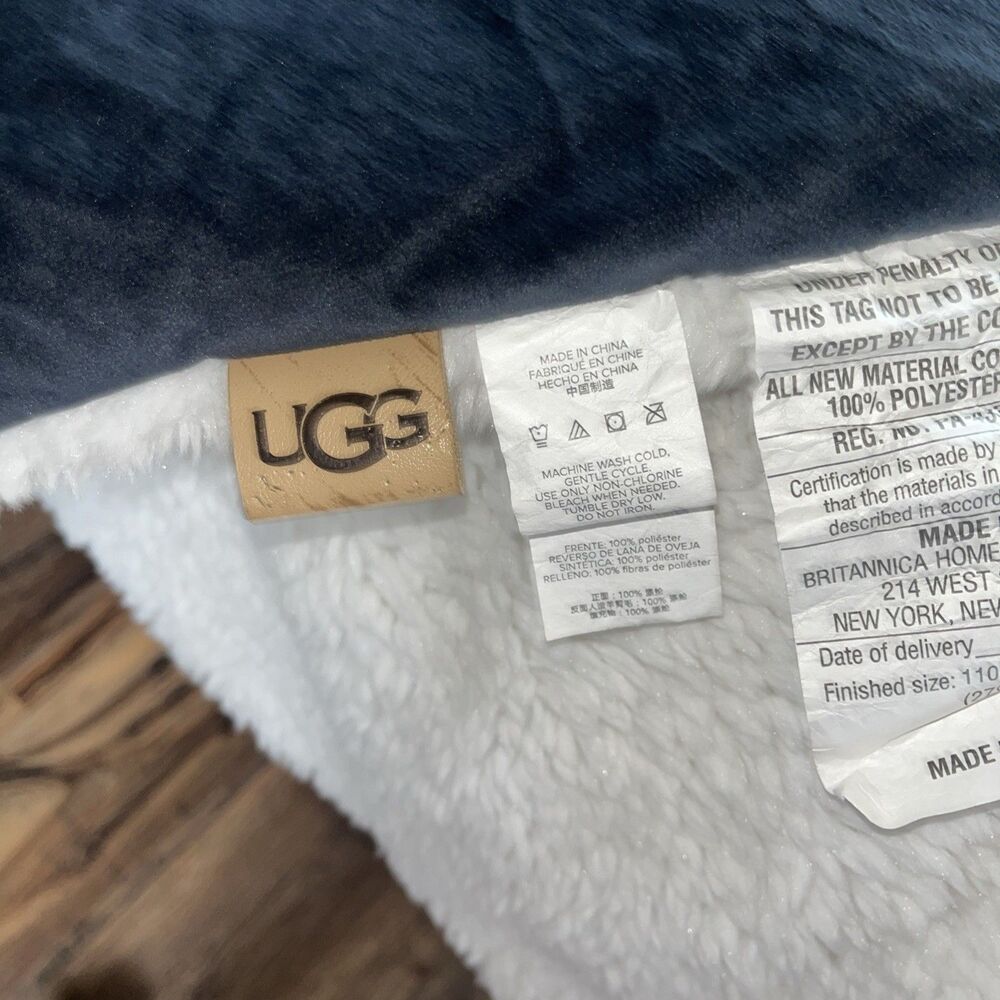 UGG Blissful Comforter - Picture 3 of 6